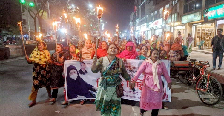 খালেদা জিয়ার উন্নত চিকিৎসার দাবিতে নারায়ণগঞ্জে মশাল মিছিল