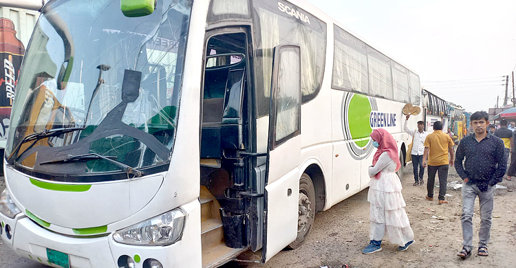 দৌলতদিয়ায় ফেরি পেতে সময় লাগছে ৩ থেকে ৫ ঘণ্টা