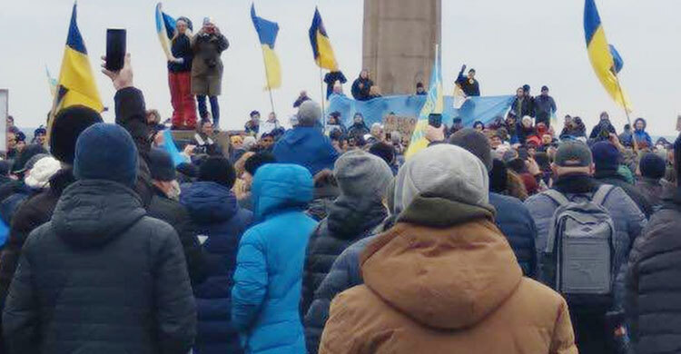 War in Ukraine: Thousands march in Kherson against occupiers