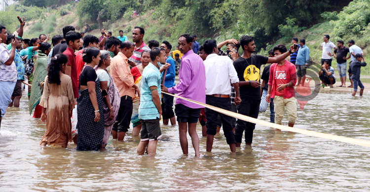 ফেনী নদীর শূন্যরেখায় দুই বাংলার মিলনমেলা