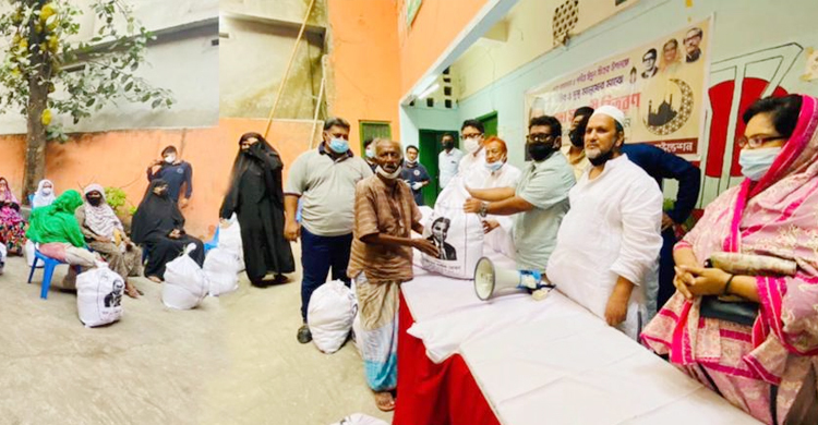 নিম্নআয়ের মানুষের মাঝে সাঈদ খোকনের খাদ্যসামগ্রী বিতরণ