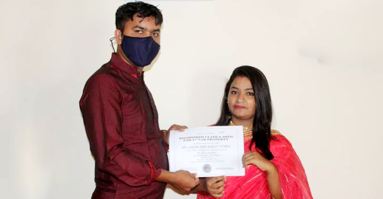 বিবাহবার্ষিকীতে স্ত্রীকে ‘চাঁদের জমি’ উপহার দিলেন সাংবাদিক