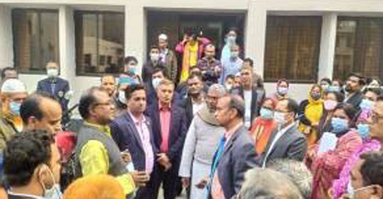 কর্মকর্তাদের সঙ্গে বাগবিতণ্ডায় খুবি উপাচার্য