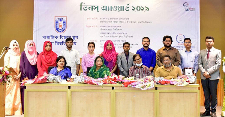 ডিনস অ্যাওয়ার্ড পেলেন খুবির ১৩ শিক্ষার্থী