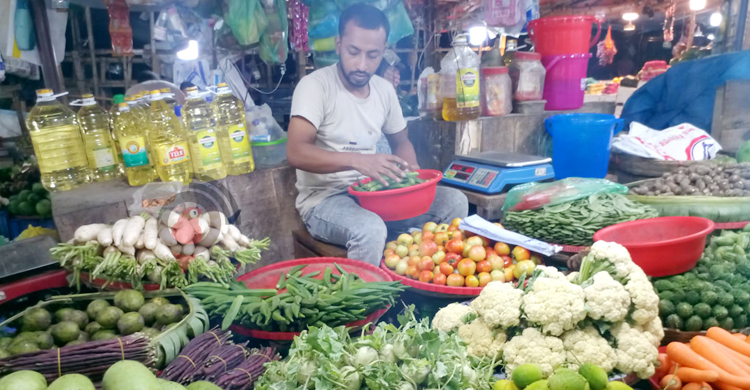 খুলনায় মুরগির সঙ্গে পাল্লা দিয়ে বাড়ছে অন্যান্য পণ্যের দাম