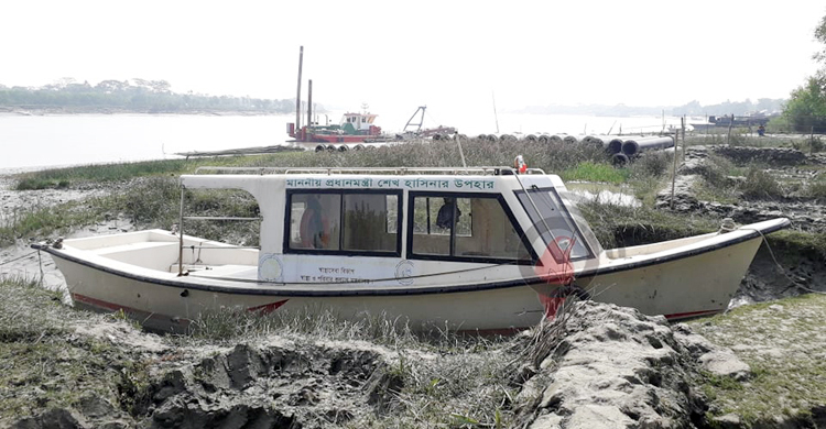 প্রধানমন্ত্রীর উপহারের নৌ অ্যাম্বুলেন্স চলছে না চালকের অভাবে