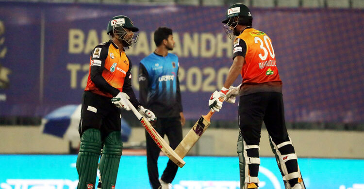 ঢাকাকে হ্যাটট্রিক পরাজয়ের স্বাদ দিয়ে জয়ে ফিরল খুলনা