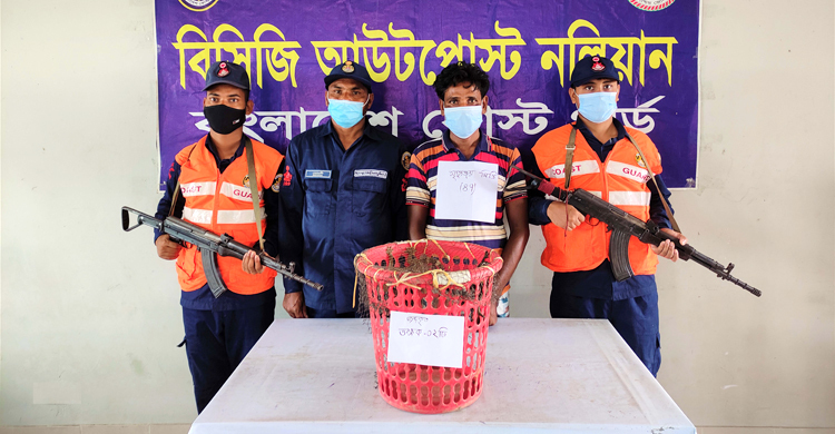 আটক দুই তক্ষকের দাম সোয়া দুই কোটি টাকা দাবি কোস্টগার্ডের