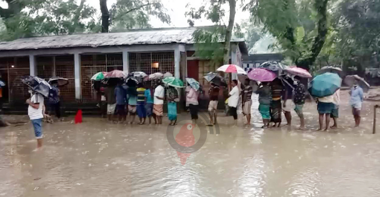 খুলনায় বৃষ্টি উপেক্ষা করে ভোটকেন্দ্রে ভোটাররা