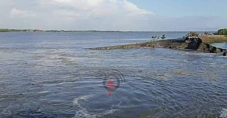 কয়রায় বেড়িবাঁধ ভেঙে নদীতে, তলিয়ে যেতে পারে ১২ গ্রাম