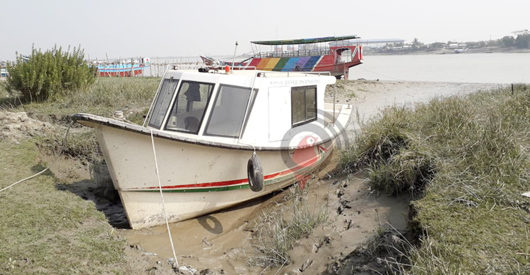 প্রধানমন্ত্রীর উপহারের নৌ অ্যাম্বুলেন্স চলছে না চালকের অভাবে
