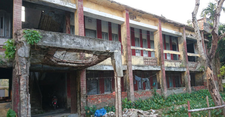 জরাজীর্ণ ভবনে সরকারি কর্মচারীদের ঝুঁকিপূর্ণ বসবাস