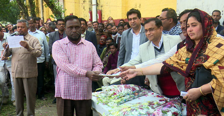 মজুরি-স্লিপ পেয়ে মোনাজাত করলেন খুলনার পাটকল শ্রমিকরা