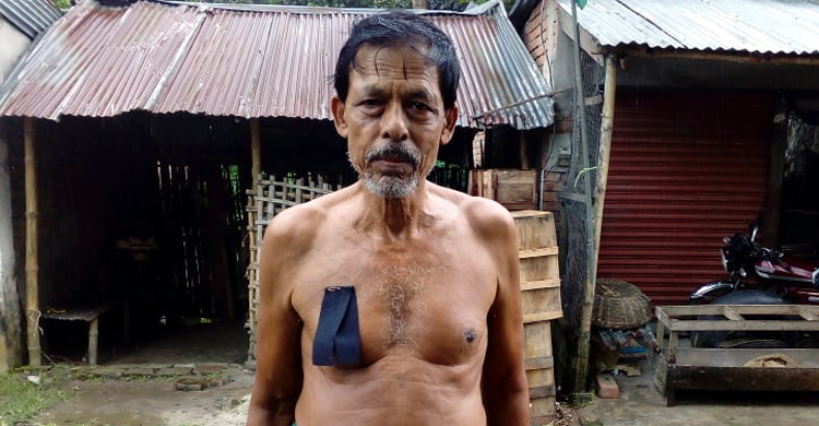 শোক দিবসে বুকে সেফটিপিন ফুটিয়ে কালোব্যাজ ধারণ