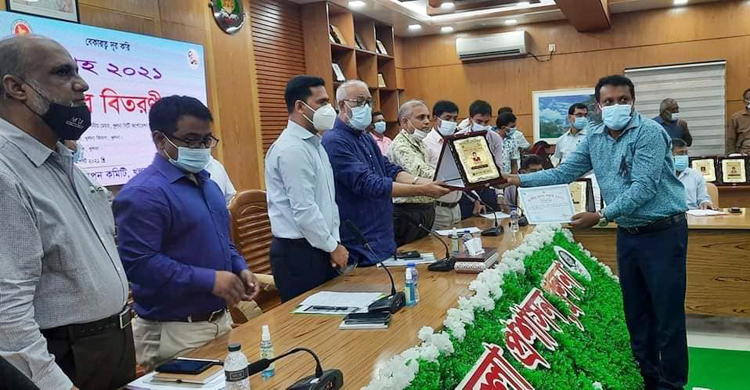 খুলনার সেরা মৎস্যচাষি পলাশ