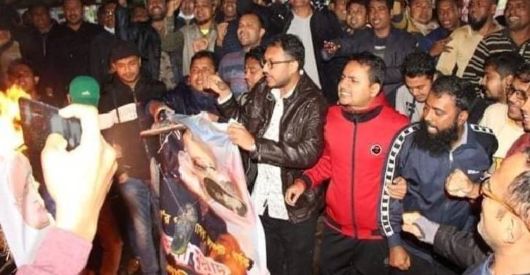 খুলনায় ডা. মুরাদের কুশপুতুল দাহ