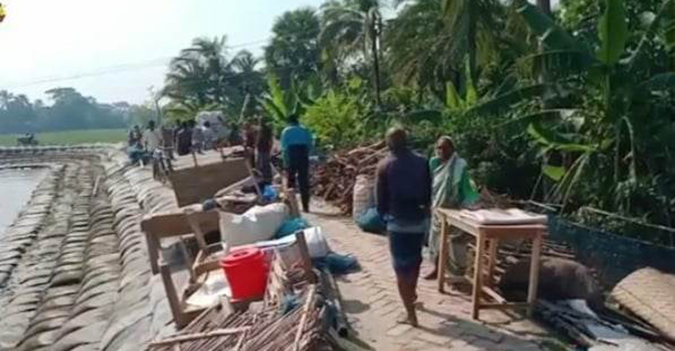 পশুর নদীতে বিলীন ২০০ মিটার বাঁধ, ১৫ ঘরবাড়ি