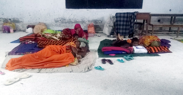 খুলনায় আশ্রয়কেন্দ্রগুলোতে খাবার নেই