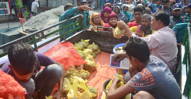 খুলনায় ৫৫ টাকার পেঁয়াজ বিক্রি শুরু