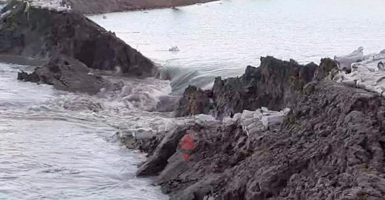 কয়রায় বেড়িবাঁধ ভেঙে নদীতে, তলিয়ে যেতে পারে ১২ গ্রাম