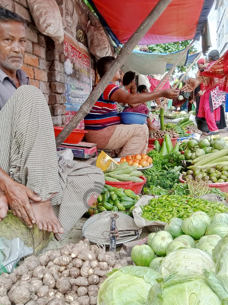 খুলনায় দাম কমেছে সবজির, স্থিতিশীল চাল-ডাল-তেল