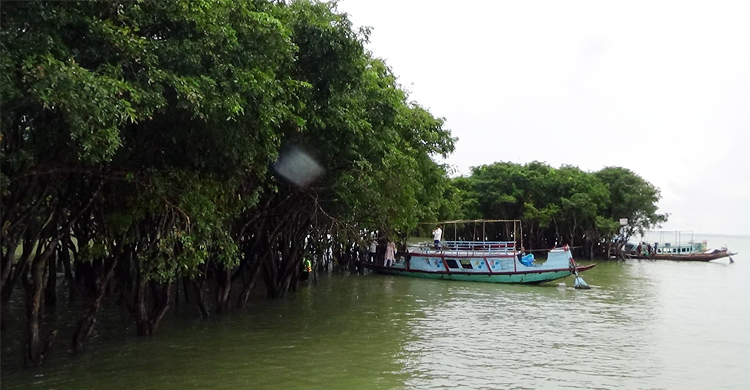 হাজারো পর্যটকে মুখর কিশোরগঞ্জের হাওর