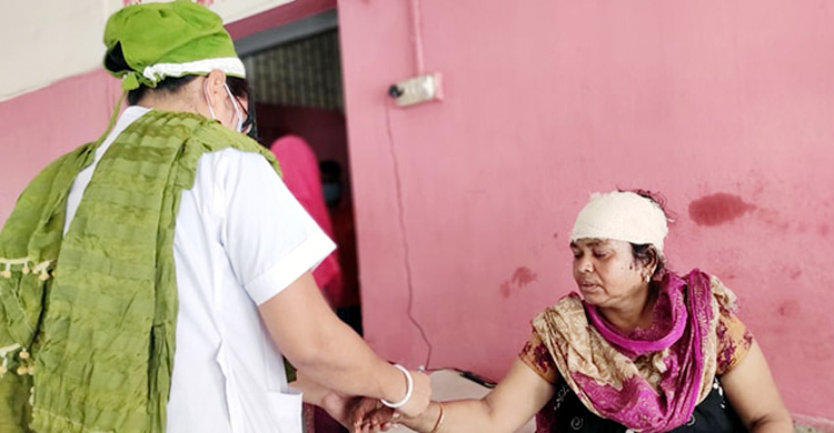 নেশার টাকা না পেয়ে শাশুড়িকে কুপিয়ে জখম