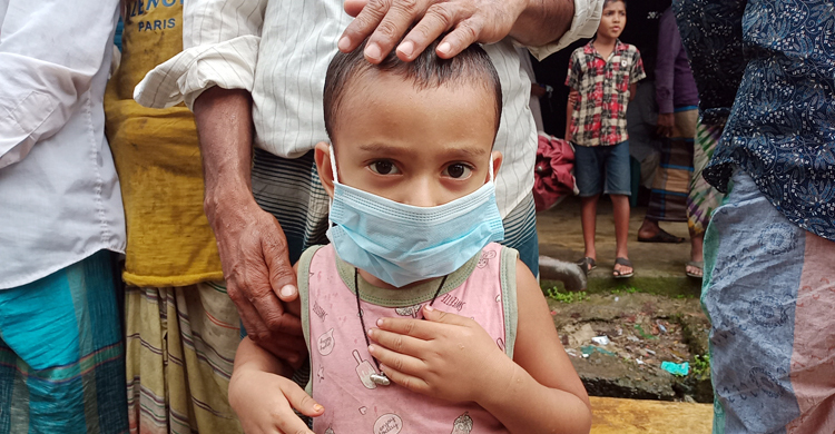 খুনিদের গ্রেফতার দাবিতে বৃষ্টিতে ভিজে মানববন্ধন
