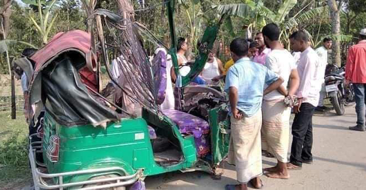 নিয়ন্ত্রণ হারিয়ে সিএনজিকে ট্রাক্টরের চাপা, প্রাণ গেল ২ জনের