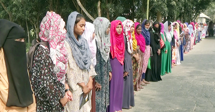 চেয়ারম্যানের বিরুদ্ধে দরজা-জানালা চুরির মামলা