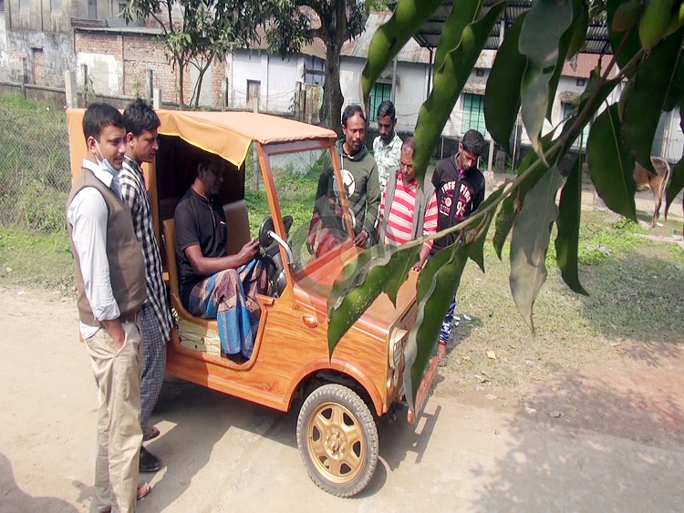 সোলারে চলবে কিশোরগঞ্জের দুই ভাইয়ের তৈরি কাঠের জিপ