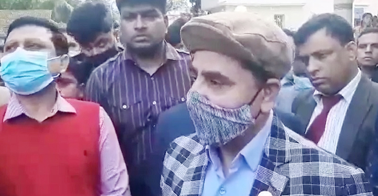 এমপি সমর্থকদের তোপের মুখে পুলিশ প্রহরায় বাড়ি ছাড়লেন স্বাস্থ্যসচিব