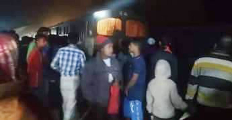 ভুল সিগন্যালে একই লাইনে দুই ট্রেন, অল্পের জন্য রক্ষা