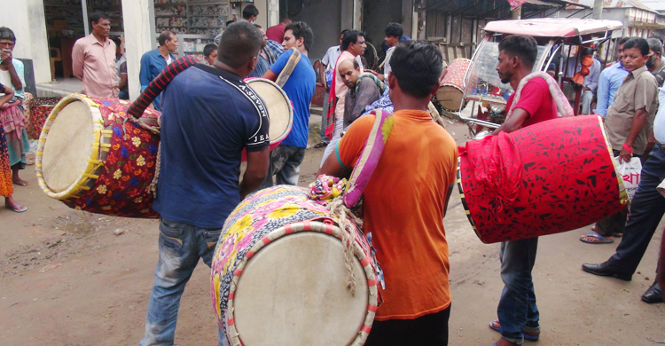 বাদ্যযন্ত্র না, বাদক বিক্রি হন যে হাটে