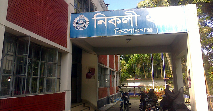 তিন পুলিশ কর্মকর্তাকে পিটিয়ে আসামি ছিনতাই