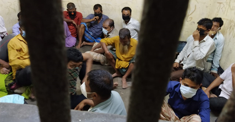 জুয়ার আসরে পুলিশের হানা, সাড়ে ৩ লাখ টাকাসহ আটক ৪০