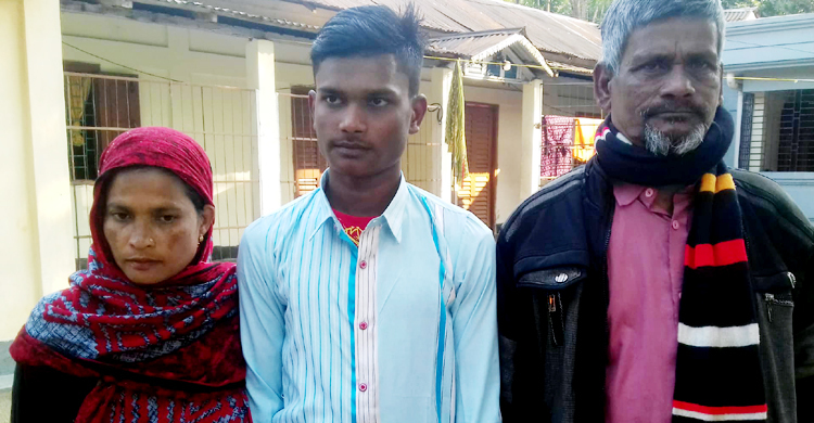 ফেসবুক লাইভে ১০ বছর পর ছেলেকে ফিরে পেলেন বাবা-মা