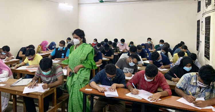 নোয়াখালী কেন্দ্রের পরীক্ষা জবিতে, ভোগান্তিতে শিক্ষার্থীরা