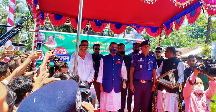 গ্রামে ফিরেই বাবা-মায়ের কবর জিয়ারত করলেন ওবায়দুল কাদের