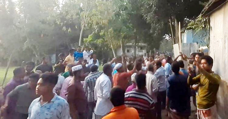 নাগেশ্বরীতে জনসমাগম বন্ধে অভিযানে যাওয়া পুলিশকে ধাওয়া