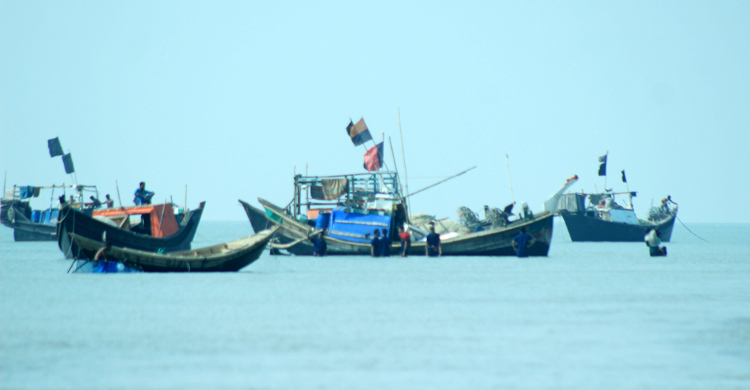 বঙ্গোপসাগরে ২৬ ট্রলারে ডাকাতি, ডুবিয়ে দেওয়া হলো একটি