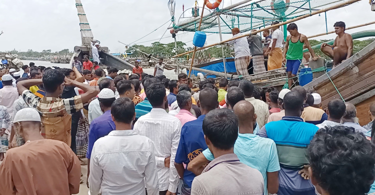 নিখোঁজ জেলেদের অপেক্ষায় মৎস্য বন্দরে স্বজনদের ভিড়