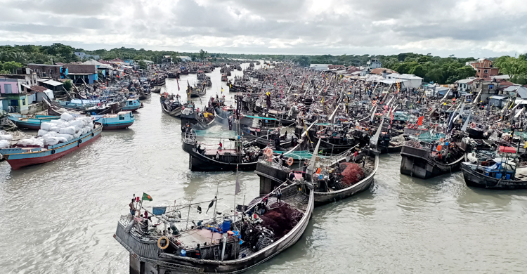 সমুদ্রে ফের সতর্কতা, ট্রলার নিয়ে ফিরছেন জেলেরা