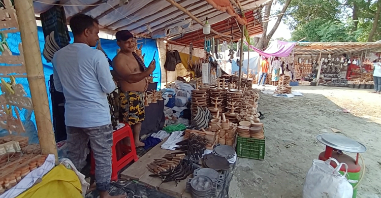 কুয়াকাটায় উৎসবের আমেজ, বাহারি পণ্যের পসরা