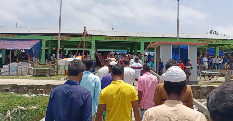 নিখোঁজ জেলেদের অপেক্ষায় মৎস্য বন্দরে স্বজনদের ভিড়