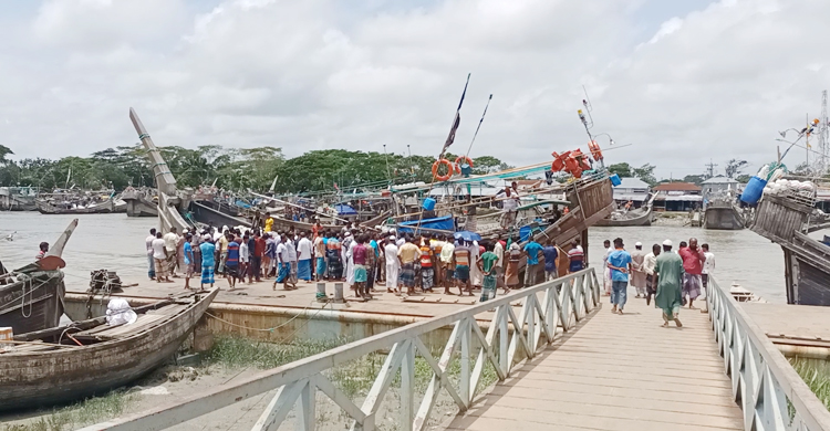 নিখোঁজ জেলেদের অপেক্ষায় মৎস্য বন্দরে স্বজনদের ভিড়