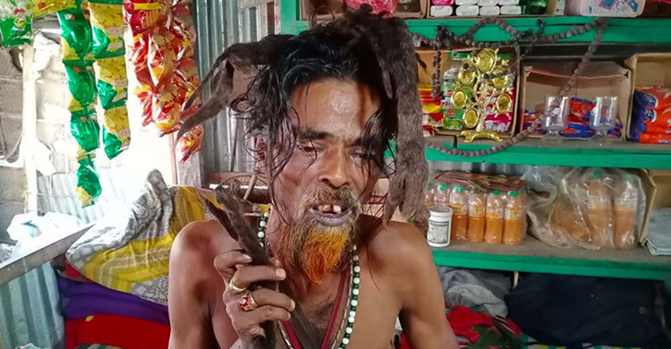 মোটরসাইকেলে ভোট চাওয়ায় চুল কেটে দিলেন নৌকার কর্মীরা