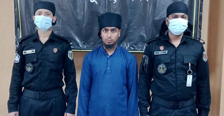 তাবিজ দিয়ে হাতিয়ে নেন অর্ধশতাধিক মানুষের টাকা-স্বর্ণালংকার