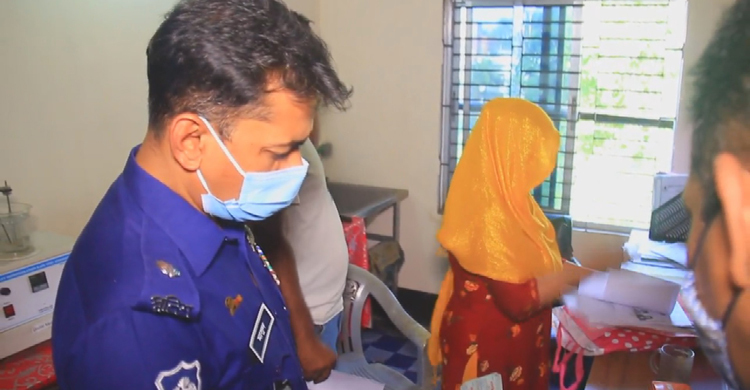 নারী কবিরাজের যৌন উত্তেজক সিরাপ কারখানায় অভিযান, জরিমানা-সিলগালা