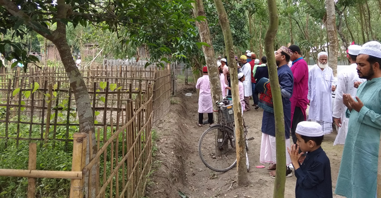 নামাজ শেষে প্রিয়জনদের কবরে স্বজনের ঢল